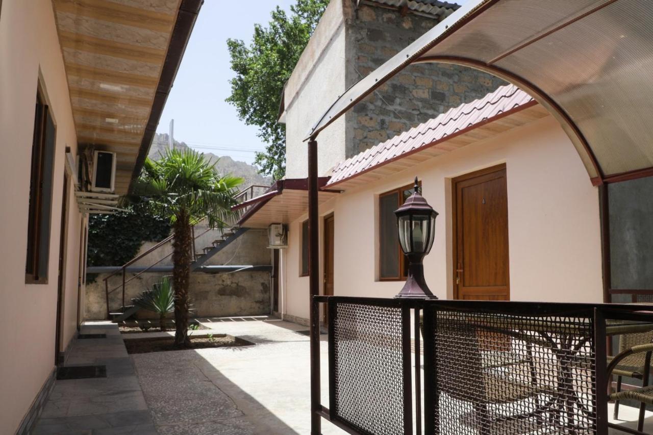 Naberejni Hotel Meghri Kültér fotó